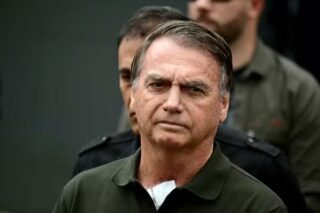 O ex-presidente Jair Bolsonaro (PL) foi preso na manhã deste sábado (22). A prisão é preventiva e foi solicitada pela Polícia Federal (PF) ao Supremo Tribunal Federal (STF). A medida não tem relação com a condenação por tentativa de golpe de Estado, mas se trata de uma medida cautelar.

De acordo com a decisão do STF, a prisão foi determinada por garantia da ordem pública, após o senador Flávio Bolsonaro (PL-RJ) convocar uma vigília em frente ao condomínio do ex-presidente, na noite de sexta-feira (21).

Bolsonaro foi detido por volta das 6h e reagiu com tranquilidade à prisão. A ex-primeira-dama Michelle Bolsonaro não estava em casa no momento da detenção.
O comboio que transportava o ex-presidente chegou à sede da Polícia Federal às 6h35. Após os trâmites iniciais, Bolsonaro foi levado para a Superintendência da PF no Distrito Federal, onde ficará em uma “Sala de Estado” — espaço reservado para autoridades como presidentes da República.