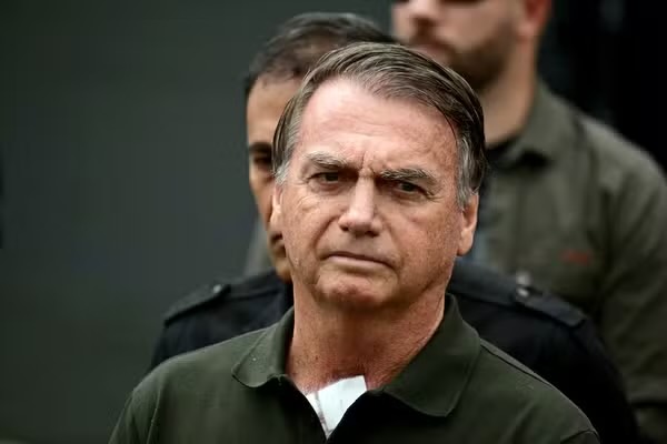 O ex-presidente Jair Bolsonaro (PL) foi preso na manhã deste sábado (22). A prisão é preventiva e foi solicitada pela Polícia Federal (PF) ao Supremo Tribunal Federal (STF). A medida não tem relação com a condenação por tentativa de golpe de Estado, mas se trata de uma medida cautelar.

De acordo com a decisão do STF, a prisão foi determinada por garantia da ordem pública, após o senador Flávio Bolsonaro (PL-RJ) convocar uma vigília em frente ao condomínio do ex-presidente, na noite de sexta-feira (21).

Bolsonaro foi detido por volta das 6h e reagiu com tranquilidade à prisão. A ex-primeira-dama Michelle Bolsonaro não estava em casa no momento da detenção.
O comboio que transportava o ex-presidente chegou à sede da Polícia Federal às 6h35. Após os trâmites iniciais, Bolsonaro foi levado para a Superintendência da PF no Distrito Federal, onde ficará em uma “Sala de Estado” — espaço reservado para autoridades como presidentes da República.