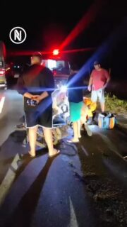 Ciclista cai e interdita MS-134 Um ciclista ficou ferido após cair na rodovia entre Batayporã e Nova Andradina, na noite deste sábado(25). A pista foi fechada por cerca de 30 minutos para o socorro. Ele estava consciente, com dores, e foi levado ao hospital.

 Inicialmente se falava em atropelamento, mas testemunhas disseram que foi apenas queda.