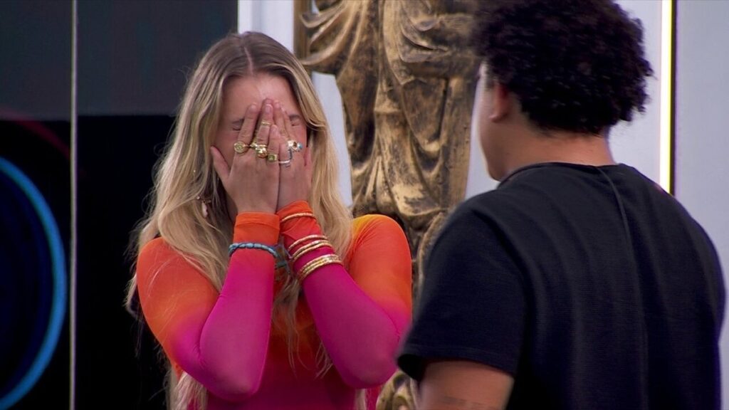 Após conversa com Davi, Yasmin chora no BBB 24 e diz: 'Ele me faz muito mal, é muito manipulador'