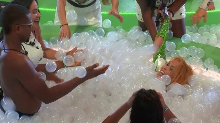 Joelma brinca em piscina de bolinhas com brothers em festa do BBB 24