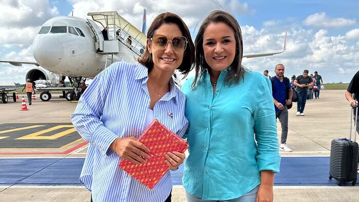 Prefeita Adriane recepciona Michelle Bolsonaro com bíblia de presente em Campo Grande (vídeo)