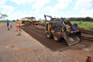 Prefeitura executa reparos na Duque de Caxias para melhorar condições de tráfego na região do Polo Empresarial Oeste