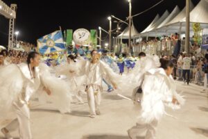 Primeira noite do desfile das Escolas de Samba de Campo Grande agita Praça do Papa