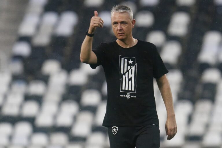 Técnico do Botafogo, Tiago Nunes se retrata e diz que nenhum jogador pediu para ficar de fora da equipe: 'Temos um grupo de homens'