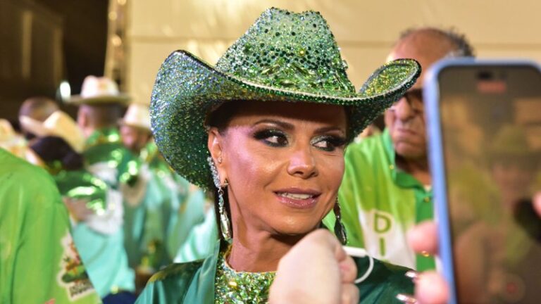 Viviane Araujo levanta arquibancada em desfile pela Mancha Verde