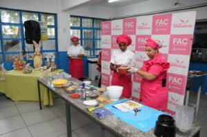 FAC promove 1ª aula do curso de ovos de Páscoa de colher e capacita 120 mulheres da Vila Popular e Jardim Moema 