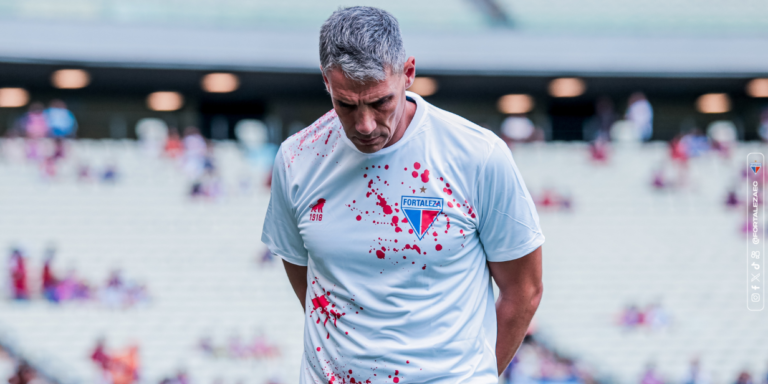 Fortaleza entra em campo com camisa alusiva às marcas de sangue de atentado em Recife