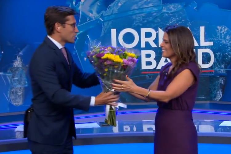 No Dia da Mulher, Adriana Araújo recebe linda homenagem de Rodolfo Schneider no Jornal da Band