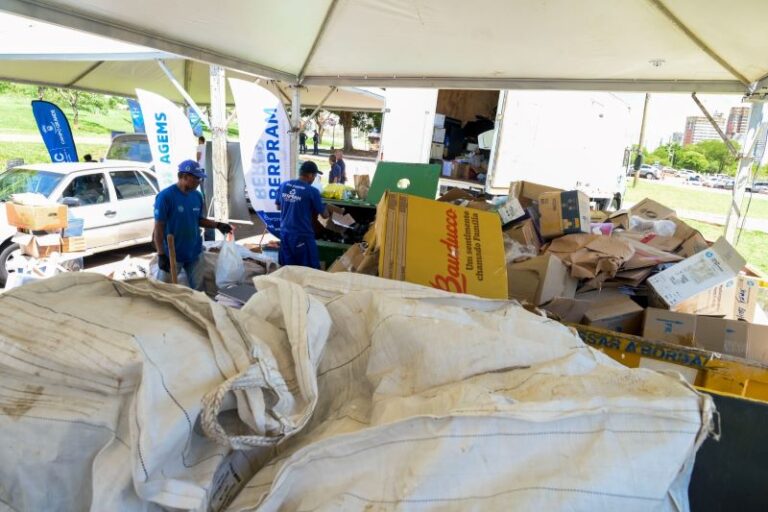 População movimenta o Drive Thru da Reciclagem com descarte de milhares de resíduos