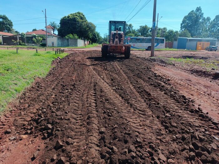 Prefeitura segue com cascalhamento e limpeza para amenizar danos com chuva em Campo Grande