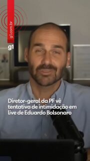 O deputado federal Eduardo Bolsonaro (PL-SP) fez ameaças a integrantes da Polícia Federal em uma live transmitida neste domingo (20). O parlamentar mencionou o delegado Fábio Alvarez Shor, responsável por investigações que envolvem o ex-presidente Jair Bolsonaro:

“Cachorrinho da Polícia Federal que tá me assistindo, deixa eu saber não. Se eu ficar sabendo quem é você...
ah, eu vou me mexer aqui. Pergunta ao tal delegado Fábio Alvarez Shor se ele conhece a gente...”, disse
Eduardo.

A fala foi feita após Eduardo afirmar que pretende trabalhar para retirar o ministro Alexandre de Moraes do
Judiciário, reforçando o tom de confronto com o Supremo Tribunal Federal (STF).

Fábio Shor atuou em inquéritos que investigam Jair Bolsonaro no STF, incluindo os casos da tentativa de golpe de Estado após as eleições de 2022 e a fraude em cartões de vacina.

Eduardo Bolsonaro, que é escrivão licenciado da Polícia Federal, já foi alvo de um procedimento administrativo disciplinar (PAD) aberto pela própria corporação no início do ano. A apuração foi motivada por declarações anteriores do deputado contra o delegado Fábio Alvarez Shor.

As declarações de Eduardo Bolsonaro provocaram reação imediata da cúpula da Polícia Federal. O diretor-geral da corporação, Andrei Rodrigues, afirmou ao blog que recebeu “com indignação mais essa covarde tentativa de intimidação aos servidores policiais” e garantiu que a PF vai adotar as providências legais cabíveis.

“Nenhum investigado intimidará a Polícia Federal”, disse
Rodrigues.

A corporação reforçou que ameaças a agentes públicos no exercício de suas funções são graves e podem ser alvo de novas apurações criminais.