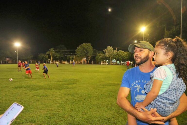 Crianças e pais celebram iluminação nova do campo de futebol do Coophavilla II