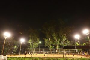 Iluminadas, praças e campos de futebol se transformam em espaços de lazer e integração nos bairros da Capital