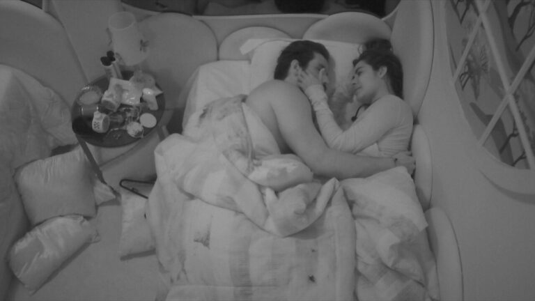 Isabelle e Matteus trocam carinhos e se beijam abraçados na cama do BBB 24