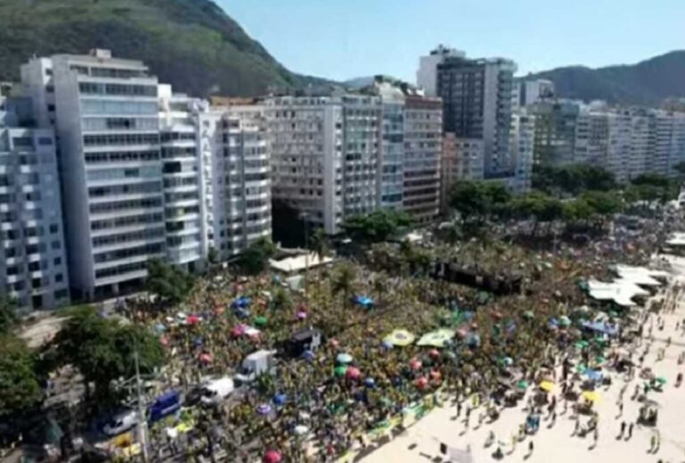 Milhares de apoiadores se reúnem em Copacabana para ato pró-Bolsonaro