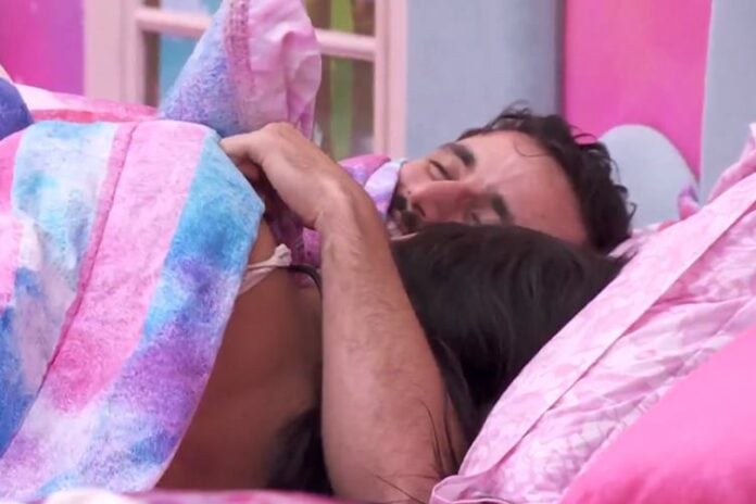 No BBB24, Matteus e Isabelle movimentam o edredom: ”Casal lindo”