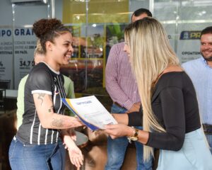 Prefeitura certifica 50 jovens que concluíram o curso de Auxiliar em Serviços Gerais para Equinos