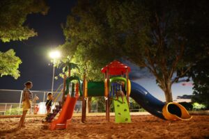 Prefeitura investe na iluminação das praças para melhorar os espaços públicos dos bairros