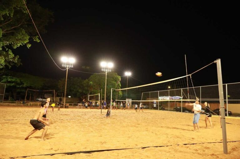 Prefeitura melhora iluminação de praças e espaços públicos de bairros em Campo Grande