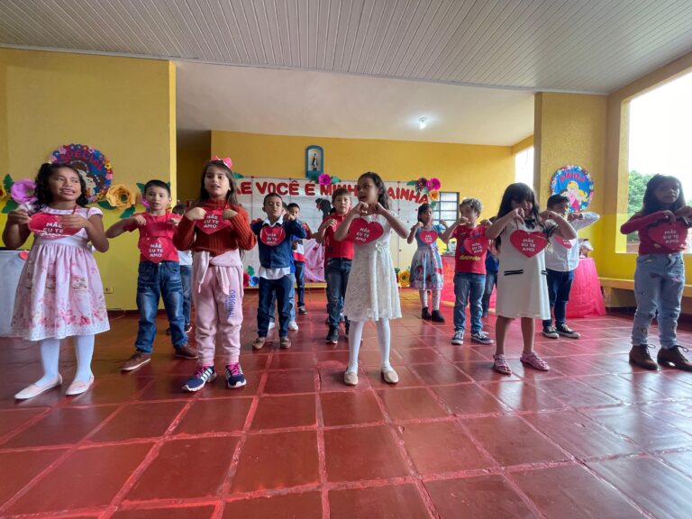 Escola Nossa Senhora de Caacupê celebra Dia das Mães com evento especial.