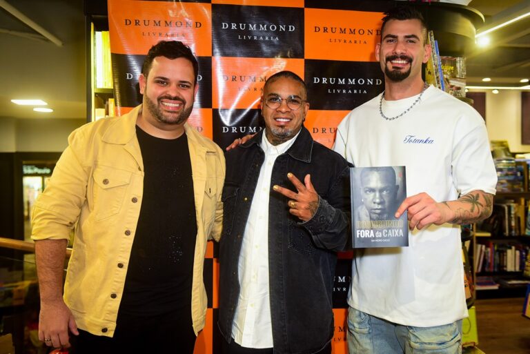 Ex-BBBs 24 prestigiam Rodriguinho em lançamento de livro