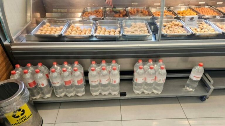 Mercados no RS ignoram crise e vendem galão de água a preço abusivo