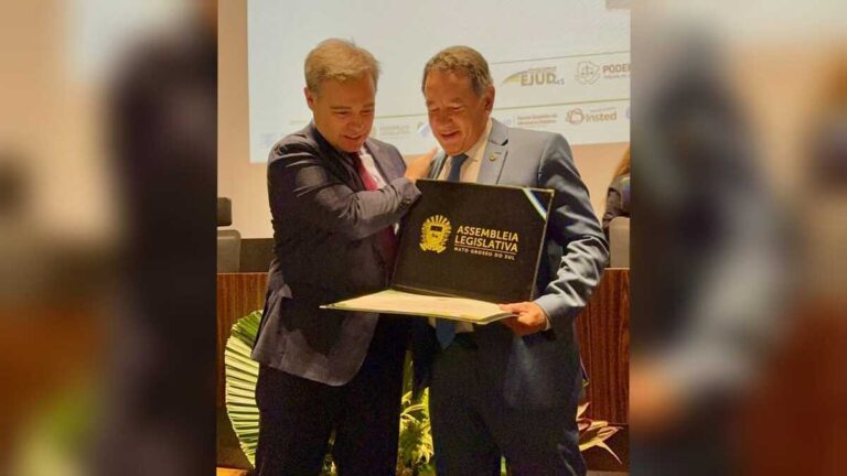 Ministro André Mendonça é homenageado ao participar de congresso da OAB-MS