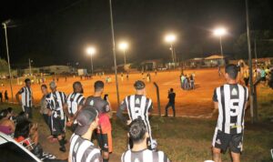 Prefeitura ilumina campos de futebol nos bairros de Campo Grande