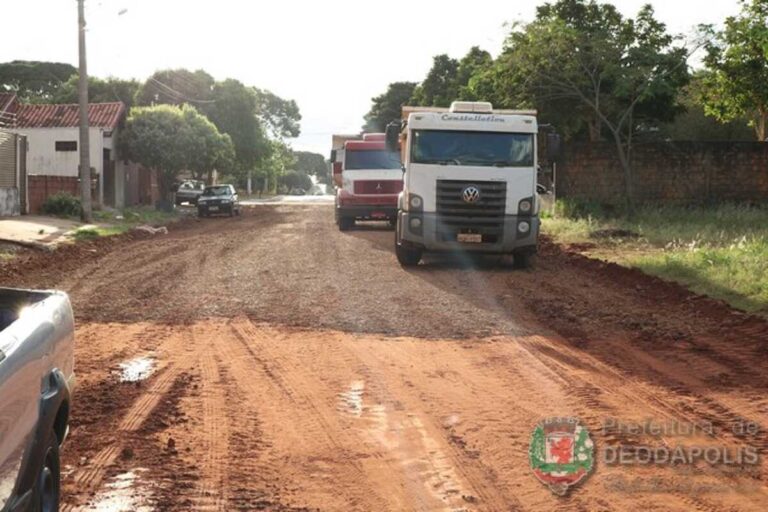 Prefeitura tem caminhão, mas paga fortuna para empresa carregar materiais em Deodápolis