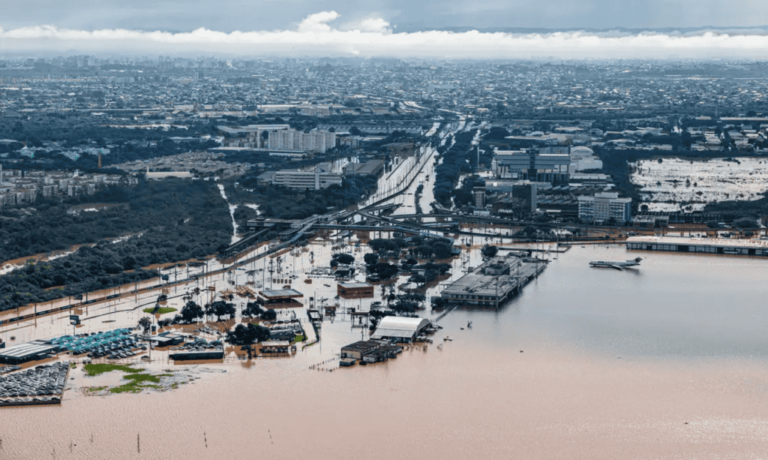 Veja momento em que raios atingem região metropolitana de Porto Alegre