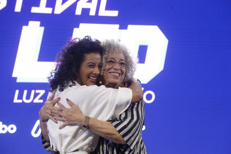 'Professores são os seres mais importantes do planeta', diz Angela Davis; diversidade marca 1º dia do Festival LED