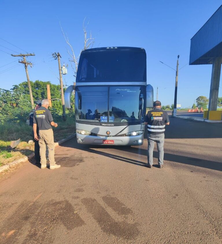 AGEMS retira de circulação ônibus clandestinos interestaduais com 90 passageiros bolivianos