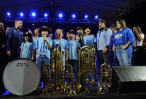 Alunos de escola em Rochedinho recebem novos instrumentos para banda de fanfarra