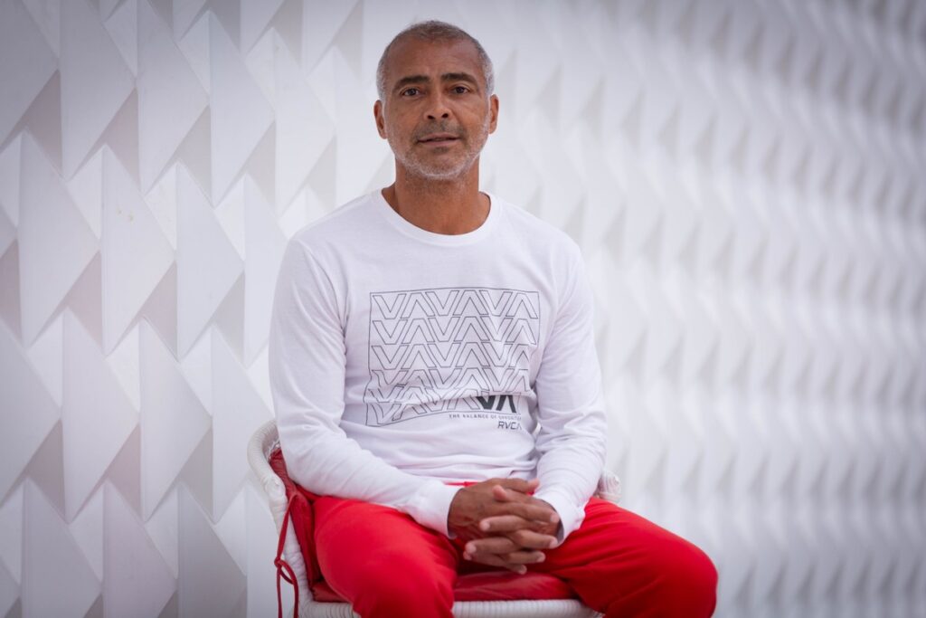 Baixinho celebra autenticidade retratada em 'Romário, o cara' e relembra o tetra: 'Saímos do Brasil com esse objetivo'