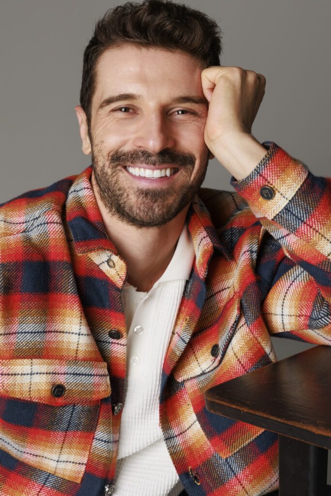 Cláudio de 'Família é tudo', Robson Torinni vai à França apresentar peça: 'Meu coração está que não se aguenta'