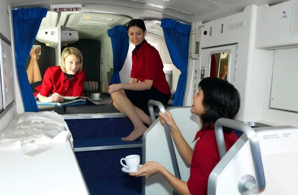 Conheça os 'compartimentos secretos' com camas e conforto para a tripulação de aviões