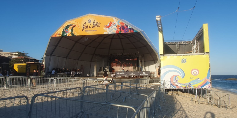 Drones, festa e show de Papatinho abrem Vivo Rio Pro, etapa brasileira do Mundial de Surfe