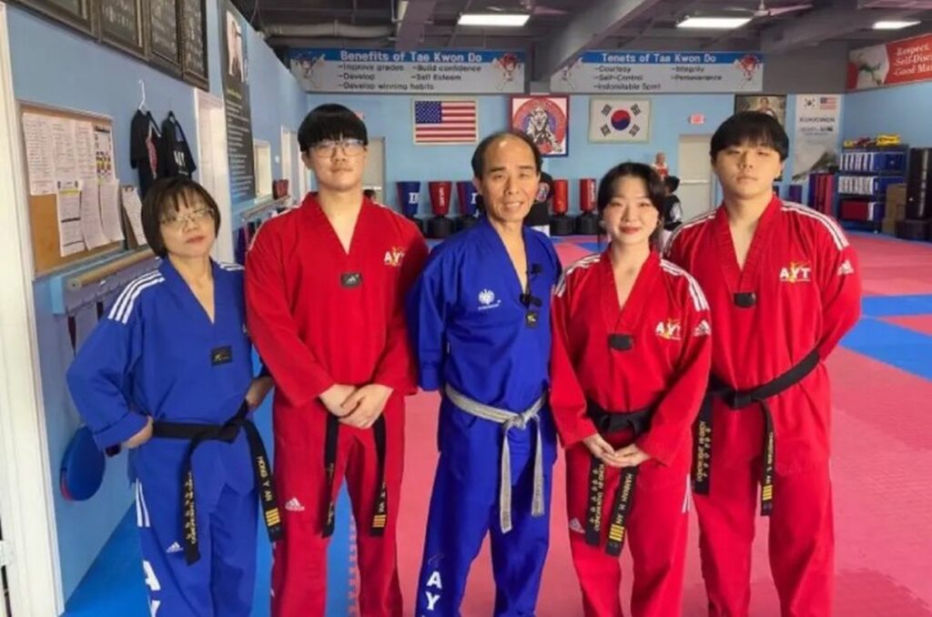 Família de faixas-pretas de taekwondo impede estupro nos EUA