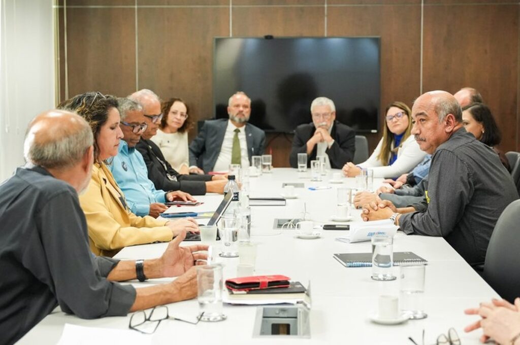 Governo federal assina dois acordos para reajustes e reestruturação de carreiras de 345 mil servidores. Entenda