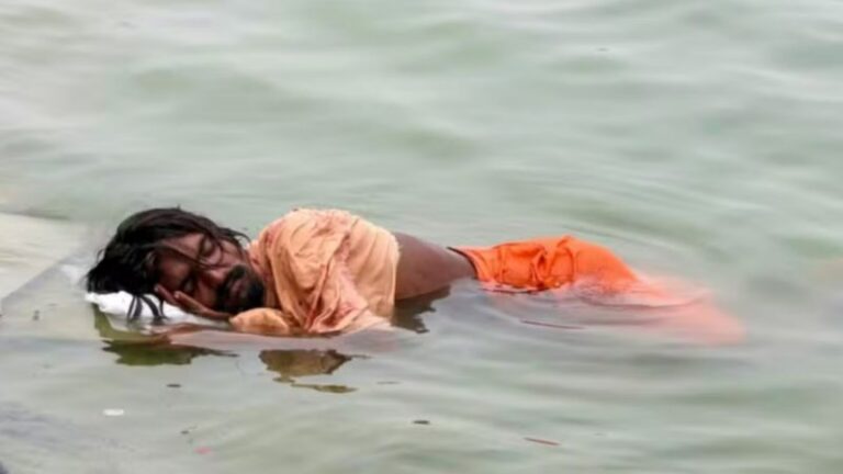 Homem dorme em rio da Índia para amenizar calor