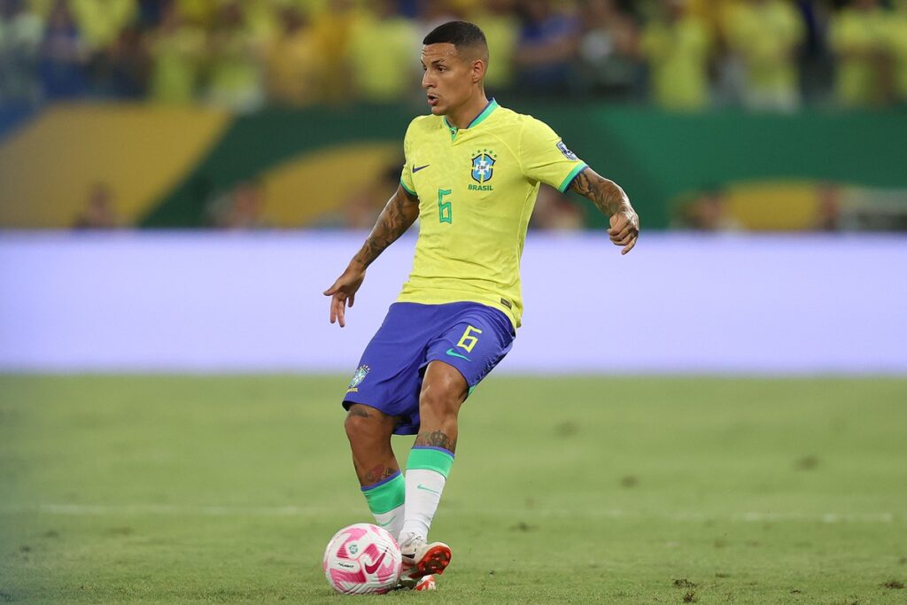 Lateral da Seleção, Arana explica por que ficou calado em trecho do hino do Brasil