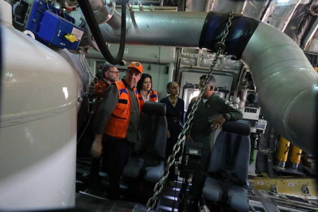 Marina e Riedel destacam avião da FAB que despeja 12 mil litros de água no Pantanal