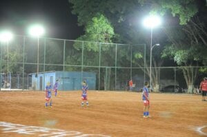 Moradores do Serra Azul comemoram a iluminação do campo de futebol, que vai impactar também na segurança e no comércio do bairro