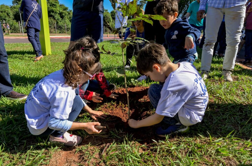 Na semana do Meio Ambiente, AGEMS realiza plantio no Arco dos Ipês e 12ª edição do Drive Thru da Reciclagem