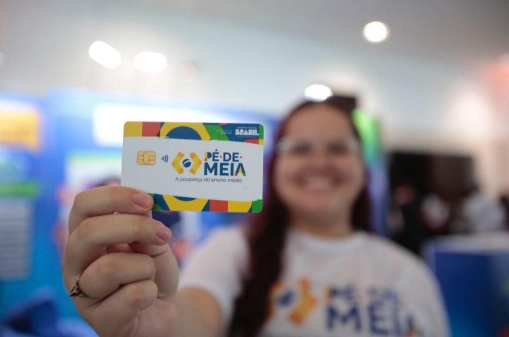 Pé-de-Meia: é possível pedir cartão físico de débito para Caixa Econômica