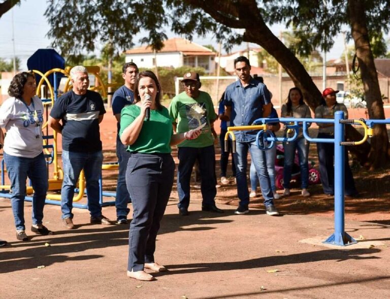 Prefeita Adriane entrega parquinhos e academias ao ar livre na Vila Nasser e Talismã