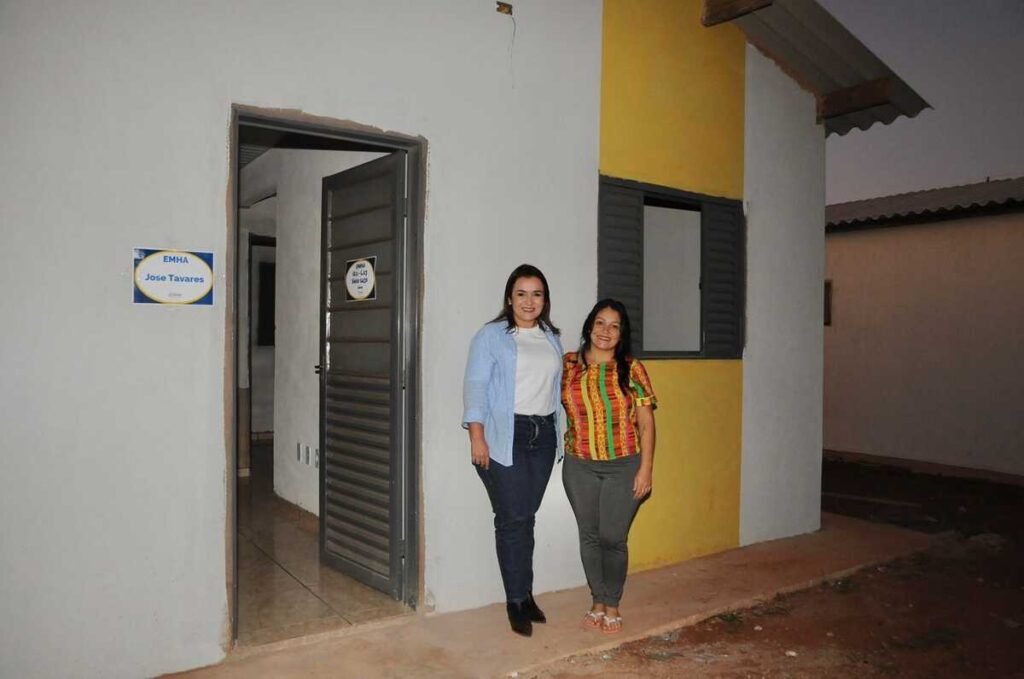Prefeita entrega contrato de casas para moradores da Comunidade Mandela