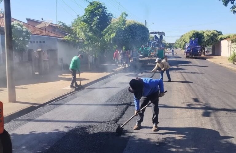 Prefeitura realiza poda de árvores em vias que receberão pavimentação no Bairro Santa Terezinha