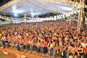 Primeiro dia do 22º Arraial de Santo Antônio lota Praça do Rádio com mais de 10 mil pessoas